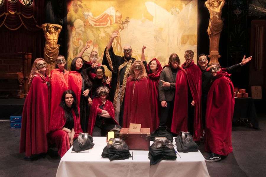 Société secrète musée des arts forains équipe en complet